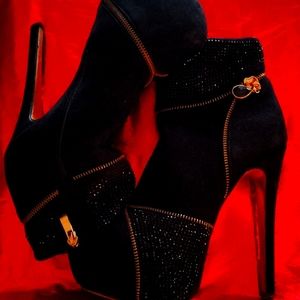 Bebe booties stiletto black with sparkling. Zippered twice. Size 8